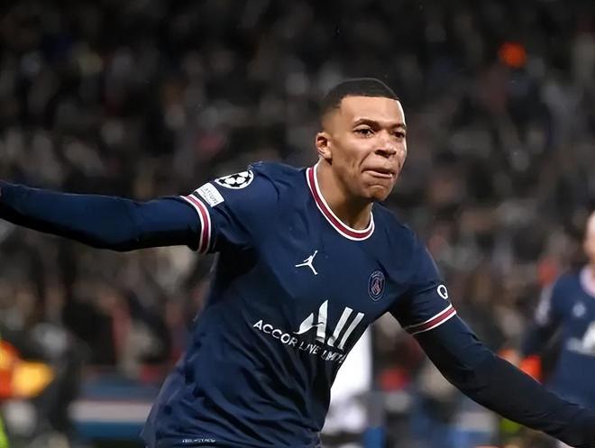 图片报：乌尔比希佩戴特制眼镜与耳罩训练，为了提高专注力（图片报：为提升专注力，乌尔比希训练中佩戴特制眼镜与耳罩）