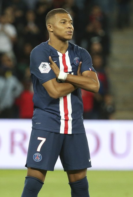 女足英联杯中发生暴力冲突，一名球员抓住对手脖子将其摔倒（女足英联杯爆发肢体冲突：一名球员抓住对手颈部将其摔倒）