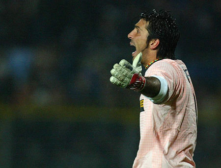 足协主席宋凯现身成都，徐正源、韦世豪、胡荷韬在酒店迎接（足协主席宋凯抵达成都，徐正源、韦世豪、胡荷韬在酒店迎接）