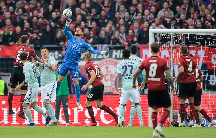 孙颖莎的身体柔韧性太好了，膝盖不弯，就这样直下去系鞋带，没几个人能做到吧（孙颖莎柔韧性逆天：挺直双腿也能系鞋带，少有人能及）