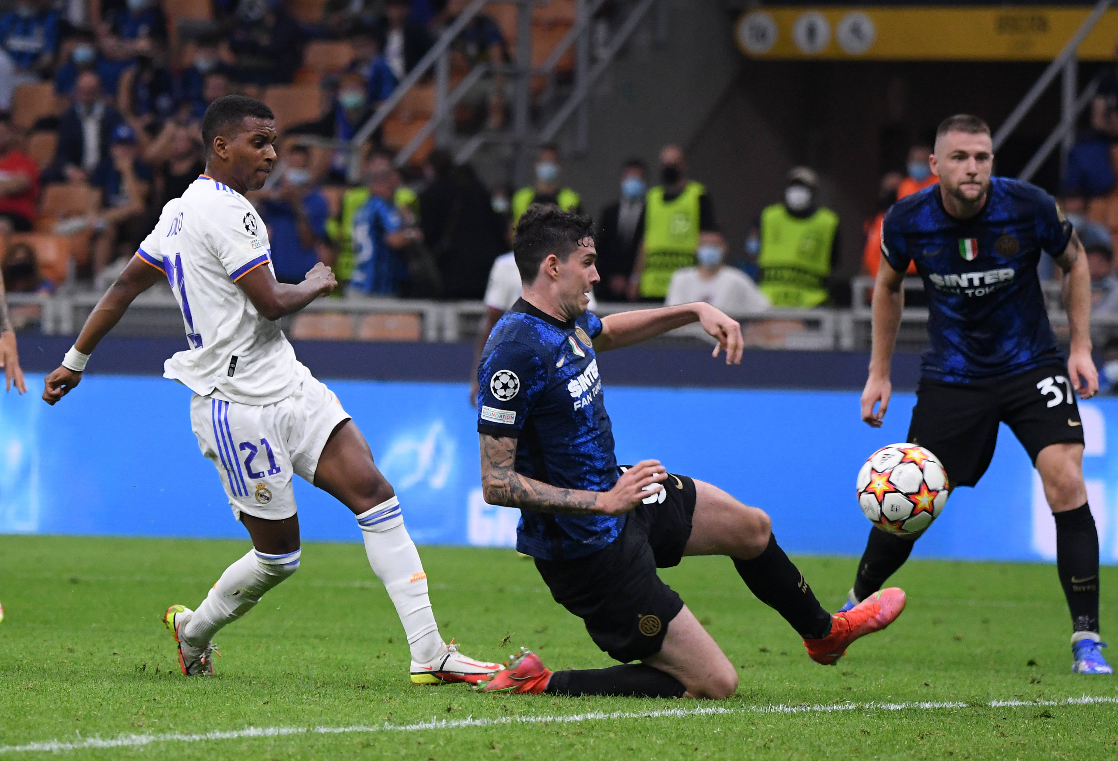 新卡牌大师？皇马本场主裁金特罗本赛季8场西甲出示8红44黄（皇马本场主裁金特罗本季执法8场西甲，已出示44黄8红，或成新牌王）