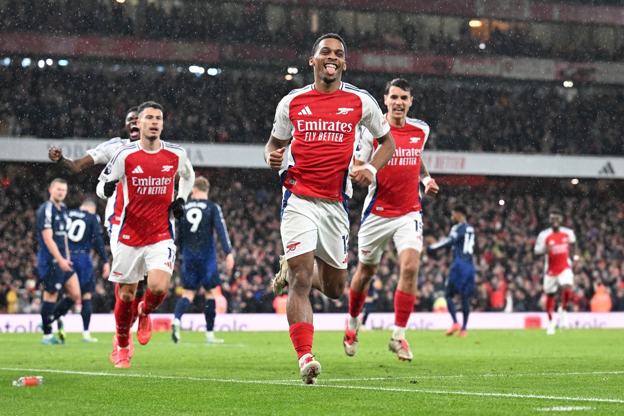 TA：加拉格尔在马德里过得很开心，俱乐部对他的工作态度满意（TA：加拉格尔在马德里过得愉快，俱乐部对其职业态度表示认可）