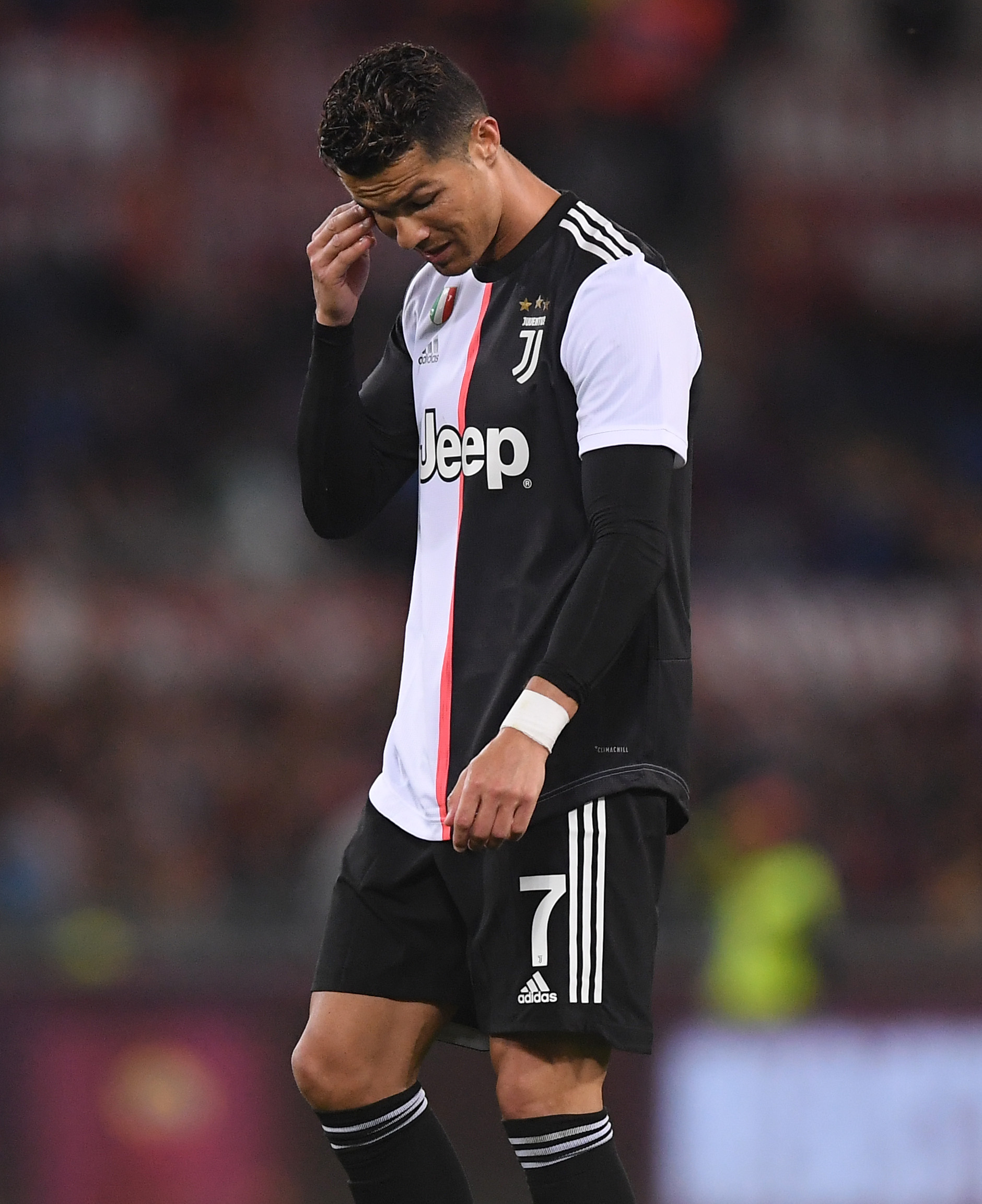 尤文发售圣诞节相关产品，毛衣售价39.9欧元，帽子16.9欧（尤文上新圣诞系列周边：毛衣39.9欧、帽子16.9欧）