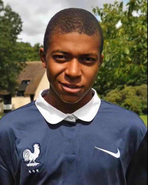 欧冠精彩进球回顾：梅西助攻亮点,（欧冠经典进球盘点：梅西神助攻成焦点）