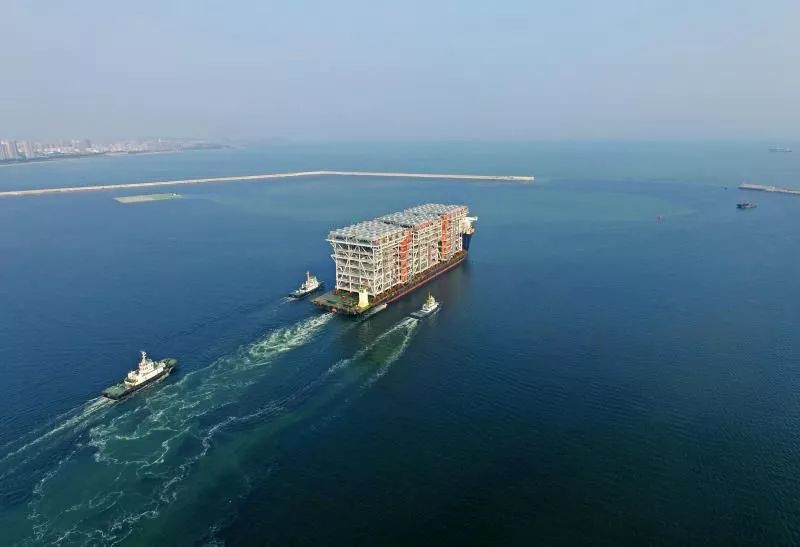 吉文：可能我有点老派，看不惯加纳乔走路歪着身子还挂条链子（吉文自认有点老派：不习惯加纳乔斜着身走还戴链子）